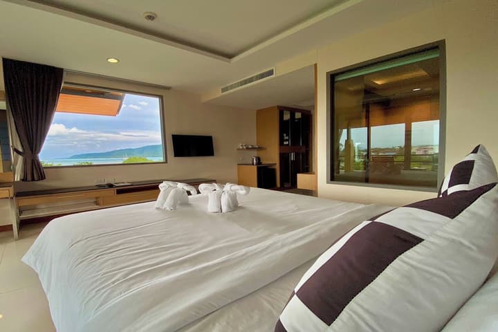Aqua Resort Phuket - Near Beach and Chalong Pier