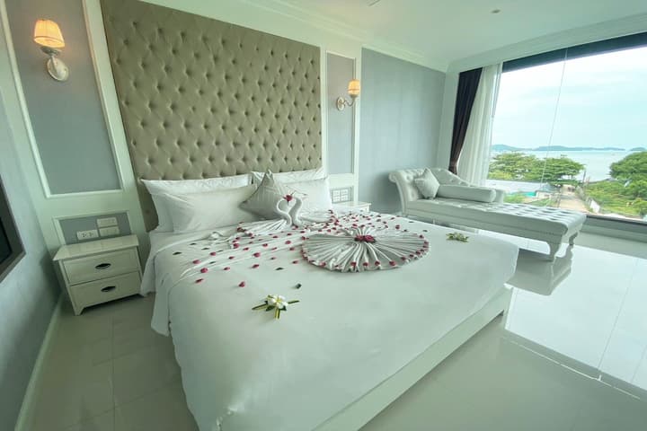 Aqua Resort Phuket - Near Beach and Chalong Pier