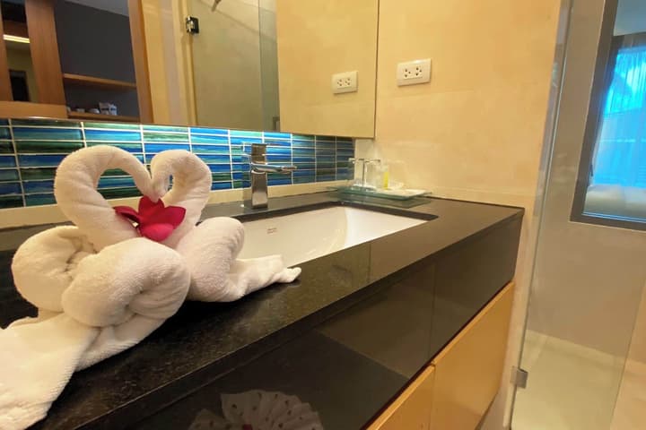 Aqua Resort Phuket - Near Beach and Chalong Pier