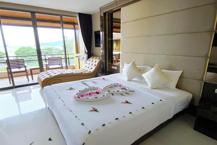 Aqua Resort Phuket - Near Beach and Chalong Pier