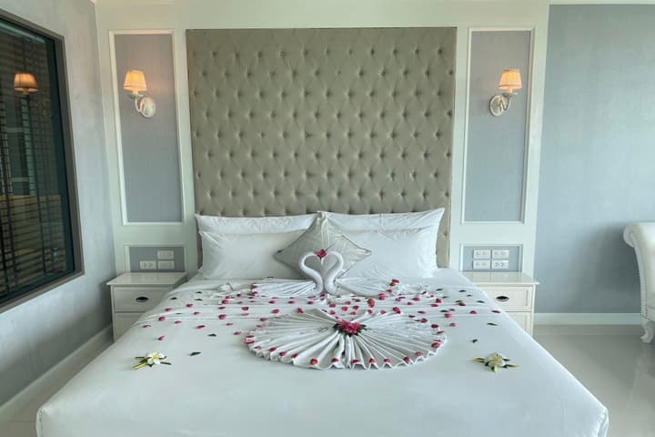 Aqua Resort Phuket - Near Beach and Chalong Pier