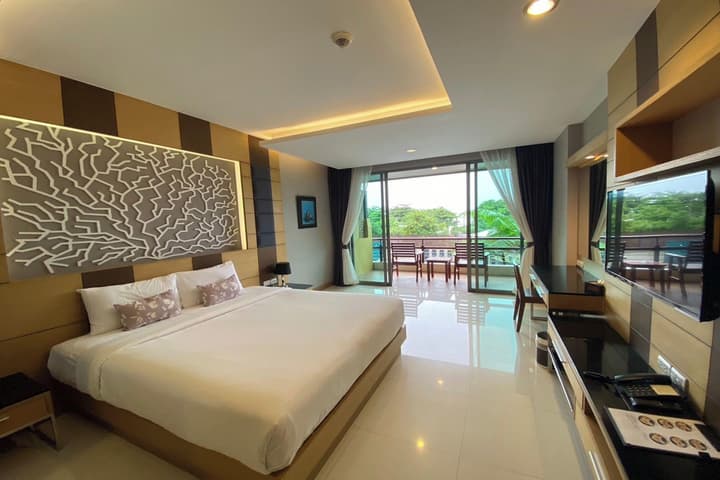 Aqua Resort Phuket - Near Beach and Chalong Pier