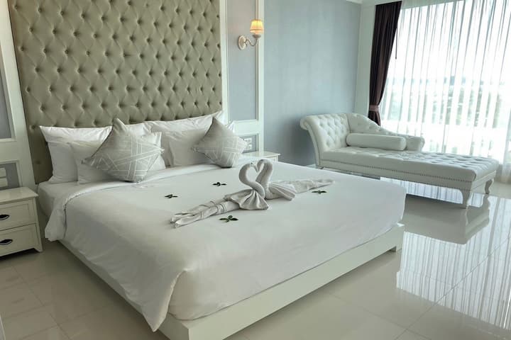 Aqua Resort Phuket - Near Beach and Chalong Pier