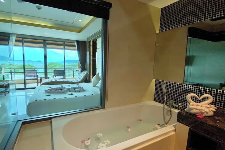 Aqua Resort Phuket - Near Beach and Chalong Pier