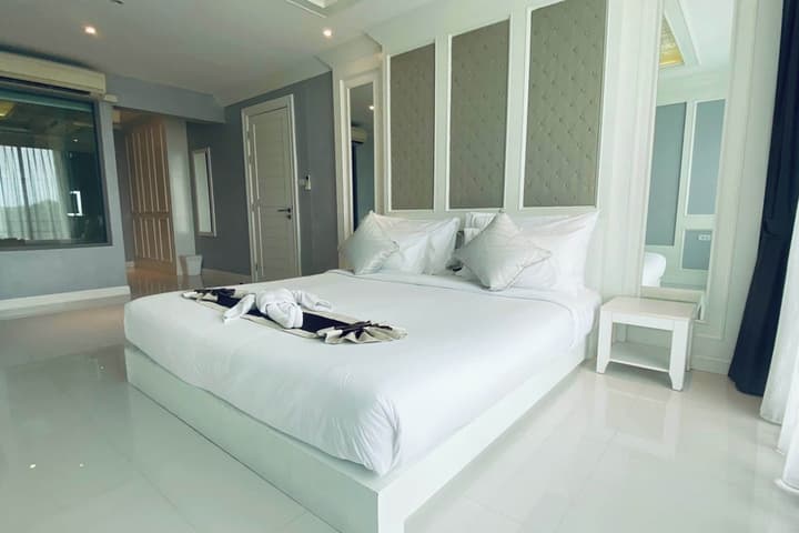 Aqua Resort Phuket - Near Beach and Chalong Pier