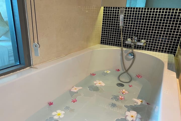 Aqua Resort Phuket - Near Beach and Chalong Pier