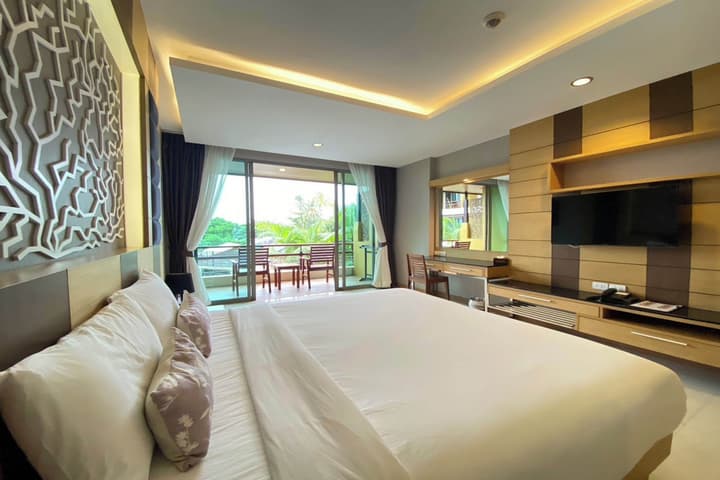 Aqua Resort Phuket - Near Beach and Chalong Pier
