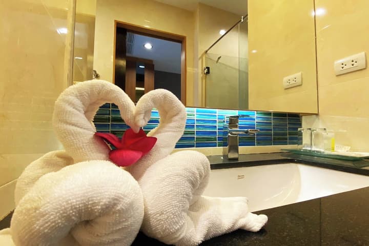 Aqua Resort Phuket - Near Beach and Chalong Pier