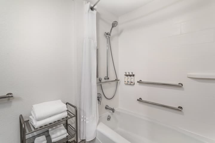 Holiday Inn Knoxville N - Merchant Drive by IHG