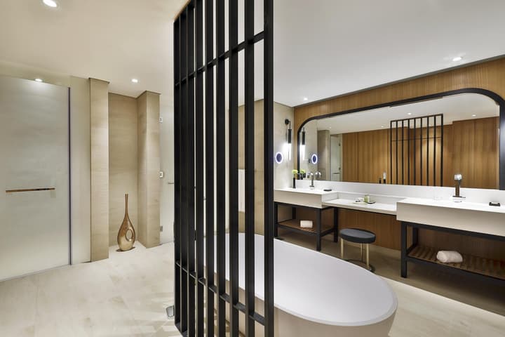 DoubleTree by Hilton Dubai - Business Bay
