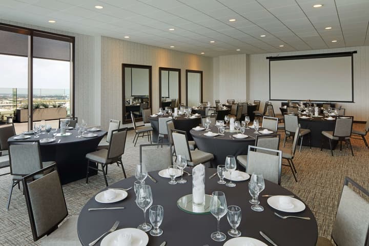 H Hotel Los Angeles, Curio Collection by Hilton