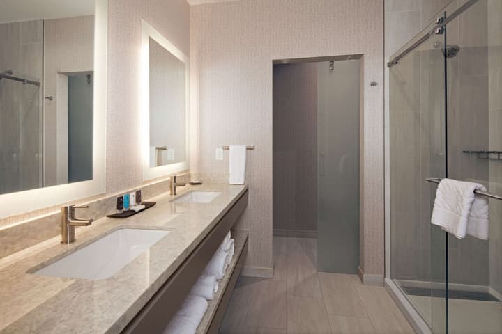 H Hotel Los Angeles, Curio Collection by Hilton