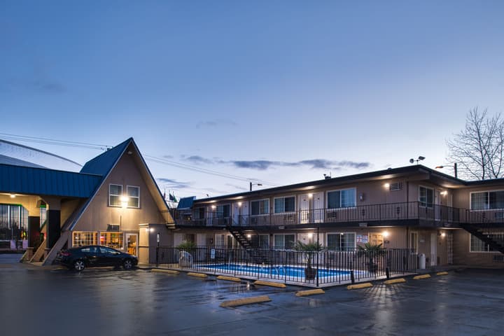 University Inn & Suites