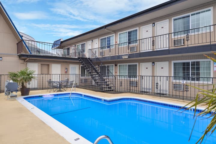 University Inn & Suites