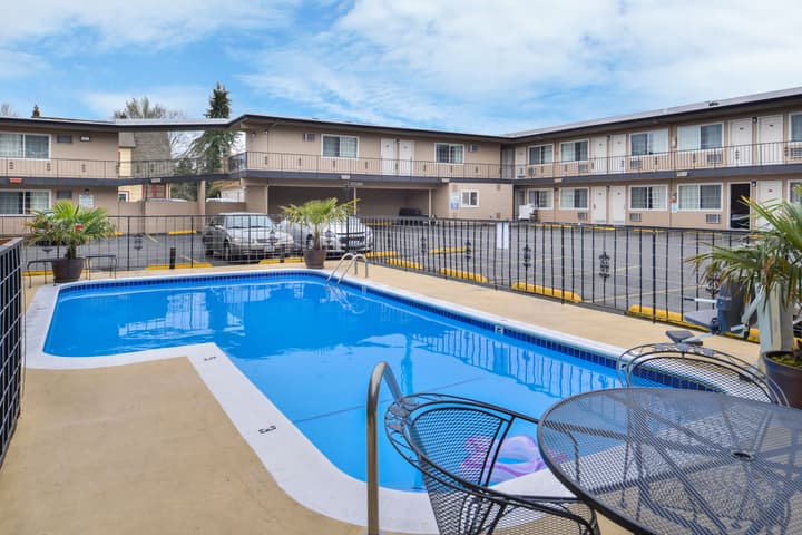 University Inn & Suites