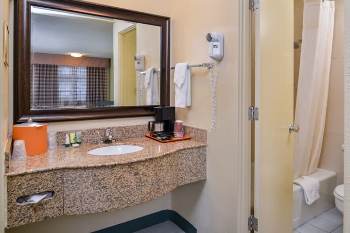 University Inn & Suites