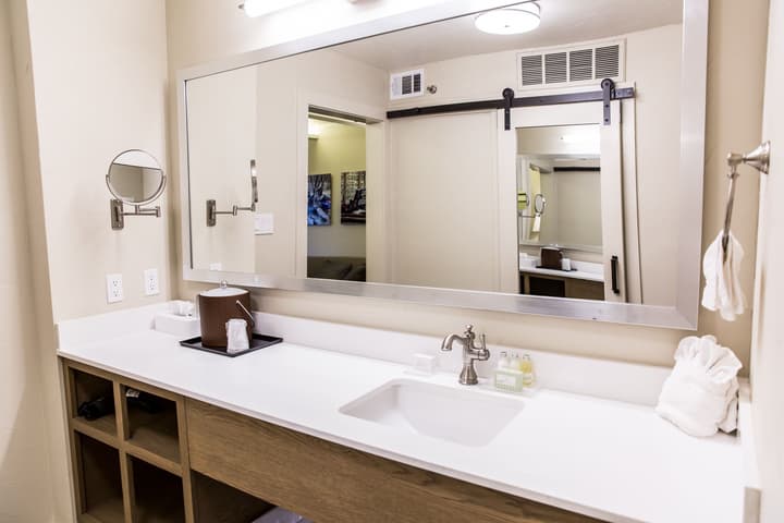 Fredericksburg Inn & Suites