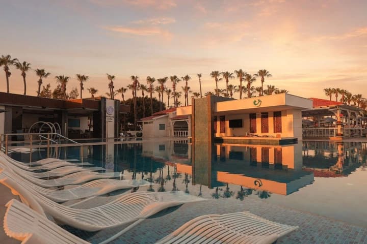Cavo Maris Beach Hotel