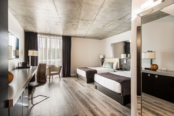 HOTEL 10