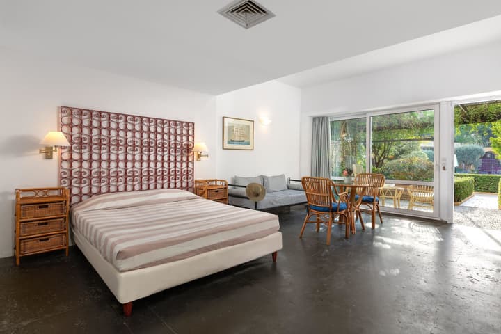 Dionysos Hotel