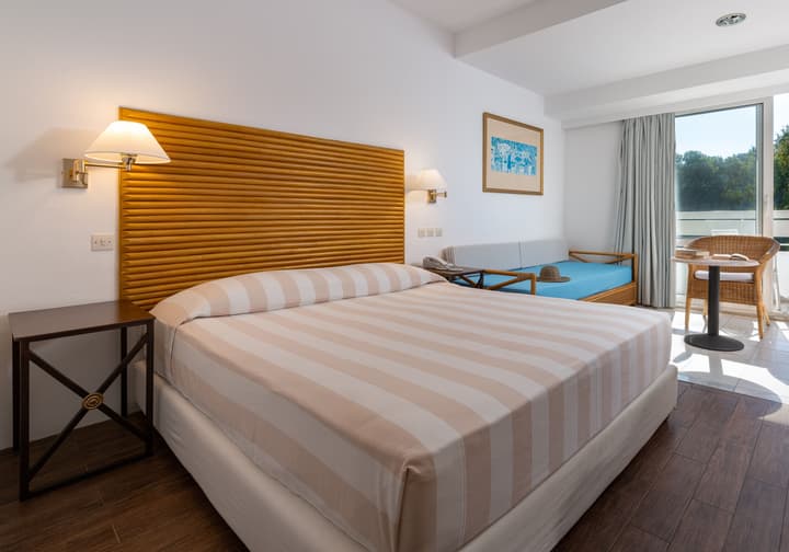 Dionysos Hotel