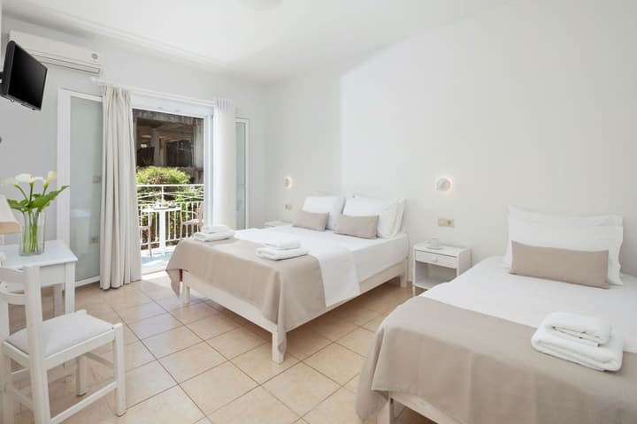 Bella Vista Beach Hotel and Studios