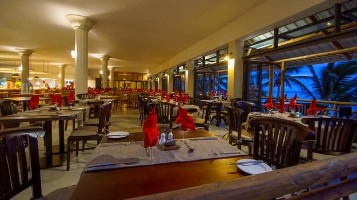 Le Peninsula Bay Beach Resort