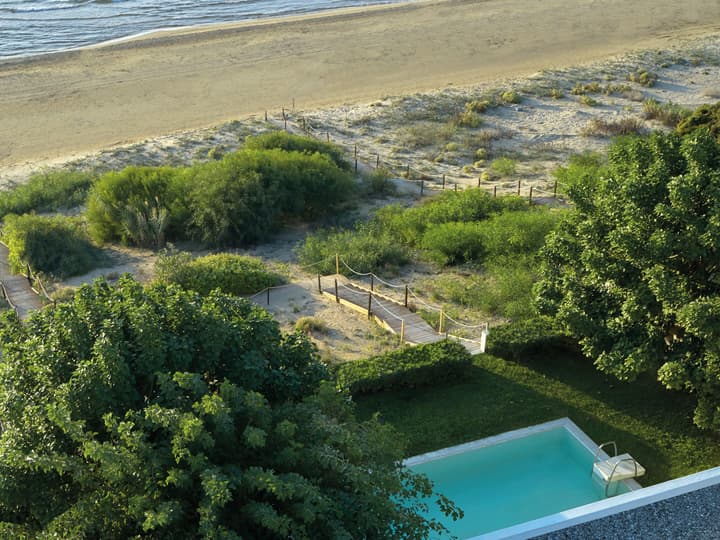 Mandola Rosa, A Resort to Live