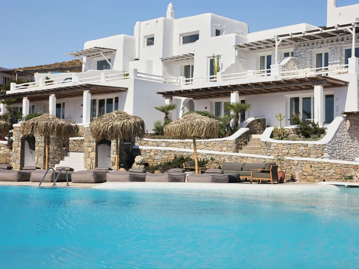 Mykonos Lolita, A Resort to Live