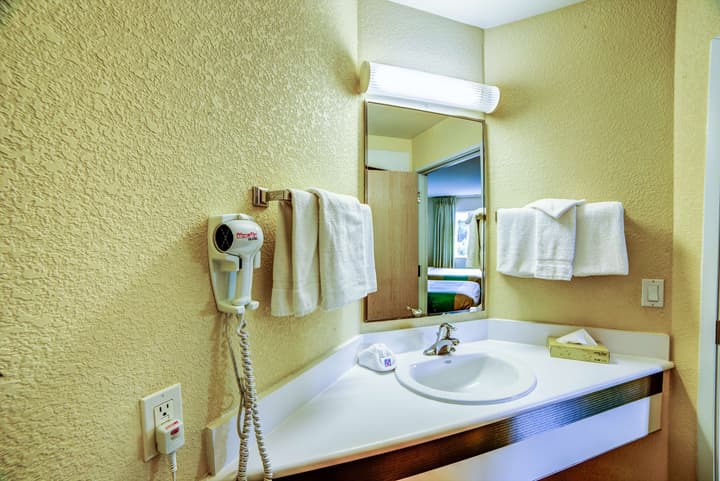 Motel 6 Huntsville, ON