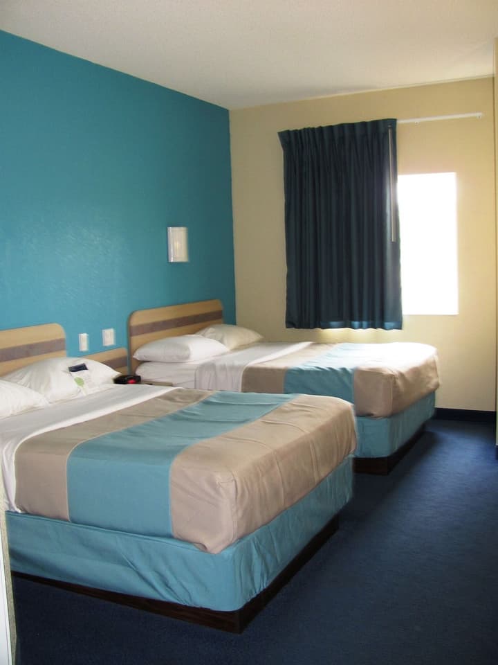 Motel 6 Huntsville, ON