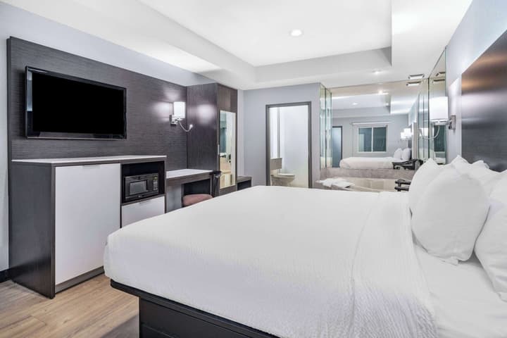 Days Inn & Suites by Wyndham Niagara Falls/Buffalo