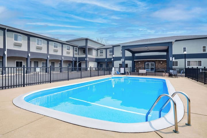 Days Inn & Suites by Wyndham Niagara Falls/Buffalo