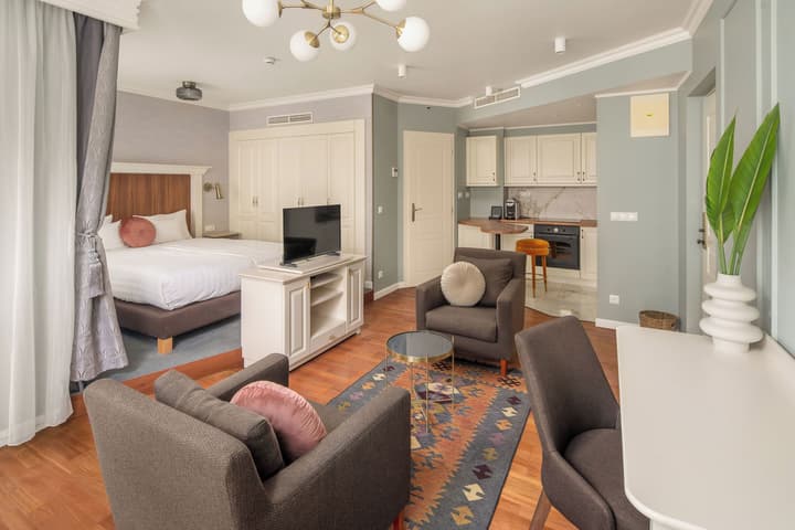 Queen's Court Hotel & Residence