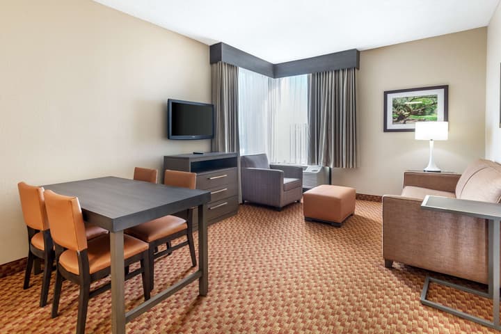 Best Western Plus Kendall Hotel & Suites
