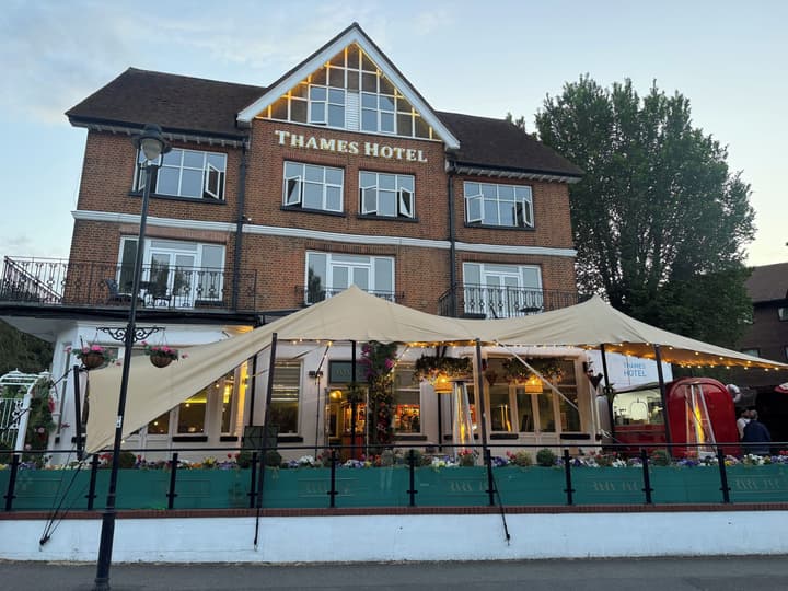 Uno Thames Hotel