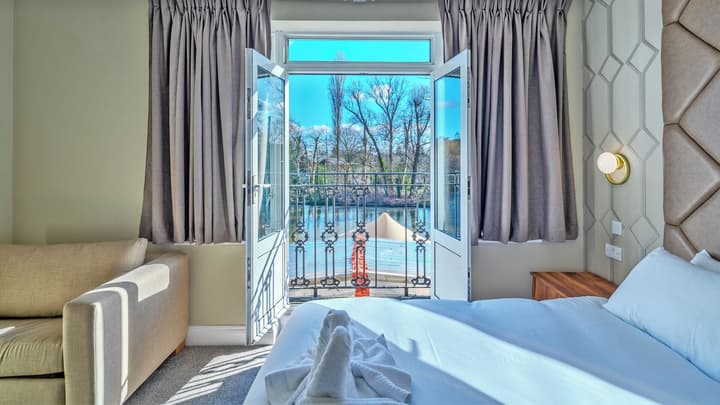 Uno Thames Hotel