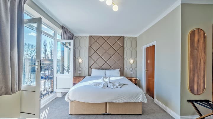 Uno Thames Hotel