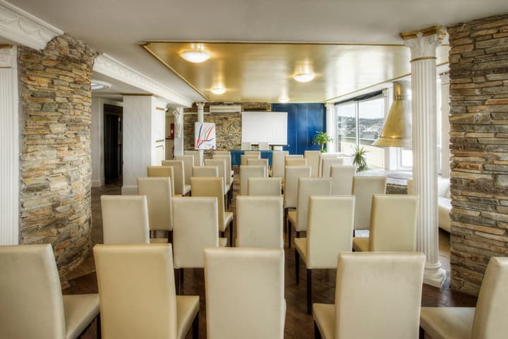 Colony Hotel