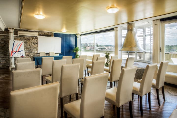 Colony Hotel