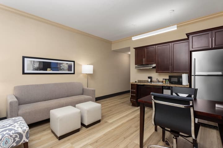 Hawthorn Extended Stay by Wyndham West Palm Beach Airport