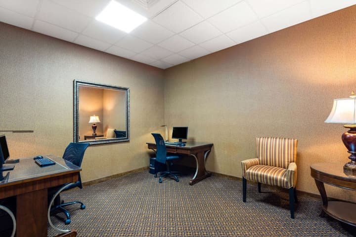 Hawthorn Extended Stay by Wyndham West Palm Beach Airport