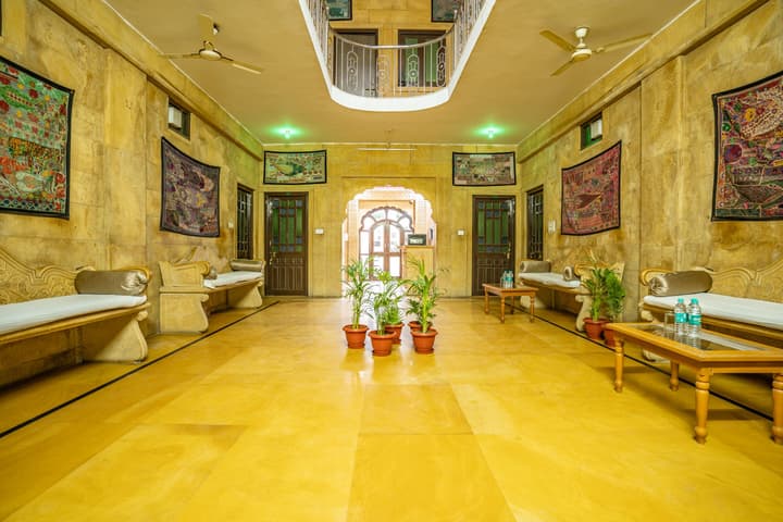 Hotel Marina Mahal