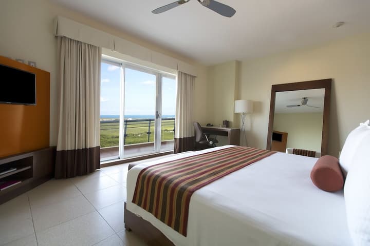 Krystal Urban Cancun Centro