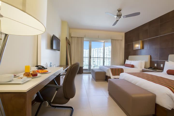 Krystal Urban Cancun Centro