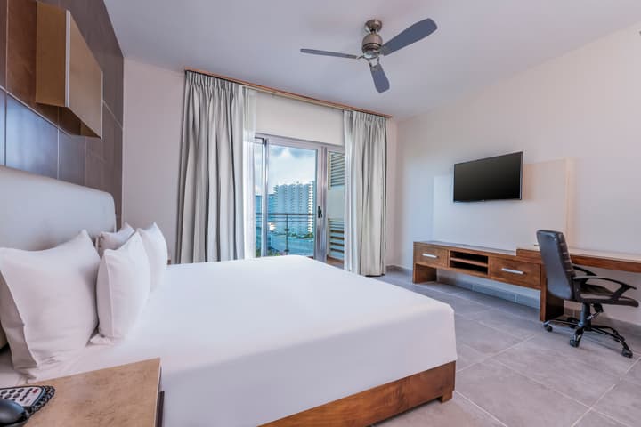 Krystal Urban Cancun & Beach Club