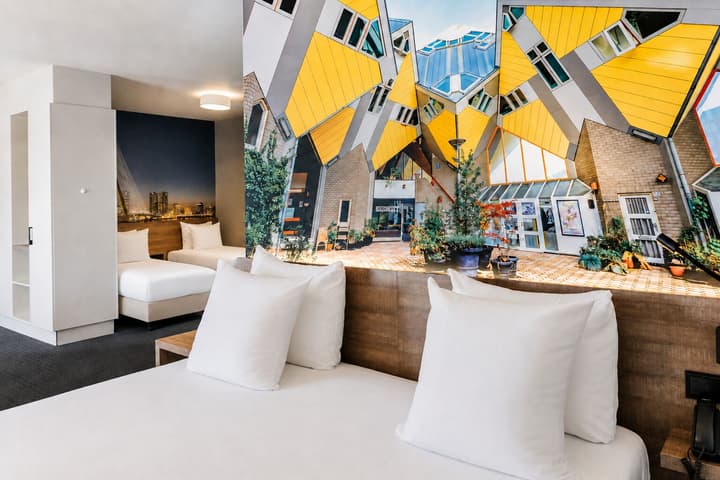 Rotterdam Teleport Hotel