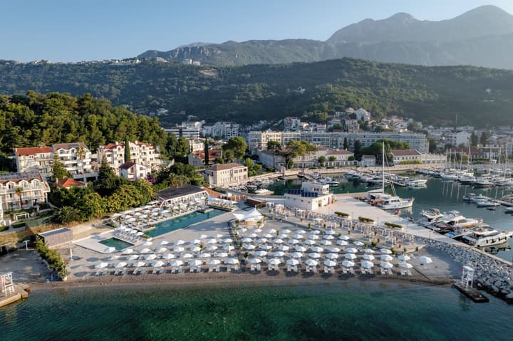 Lazure Hotel and Marina