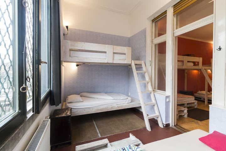 Baroque Hostel & Coworking