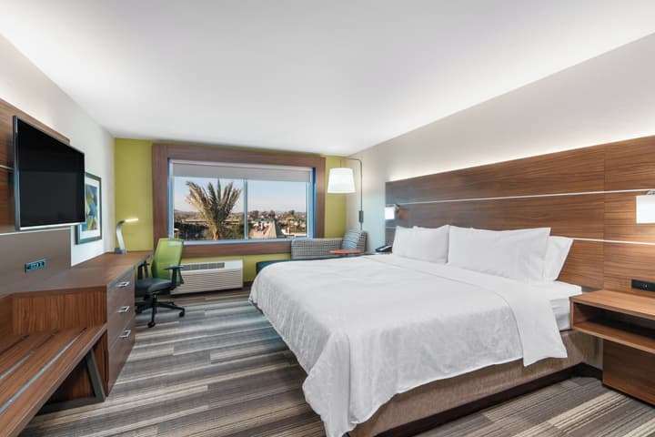 Holiday Inn Express & Suites Lake Havasu - London Bridge by IHG